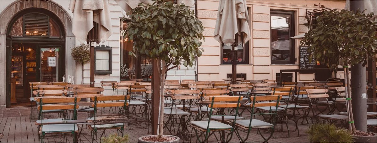 Le Petit Cafe